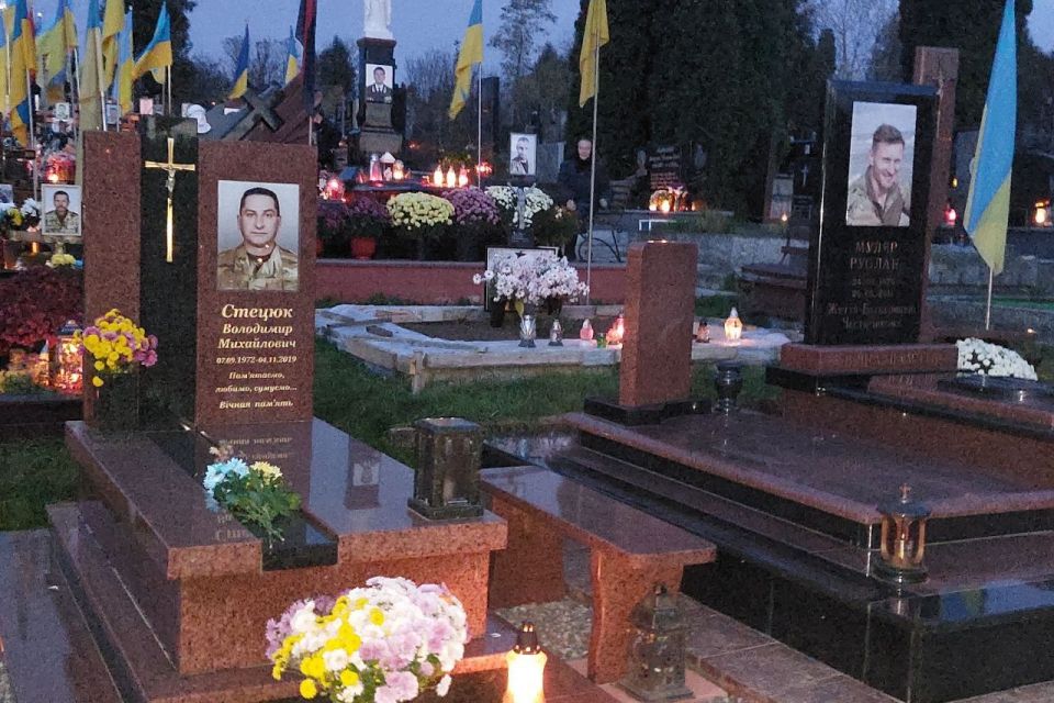 Море вогників і квітів: тернополяни поминали своїх рідних