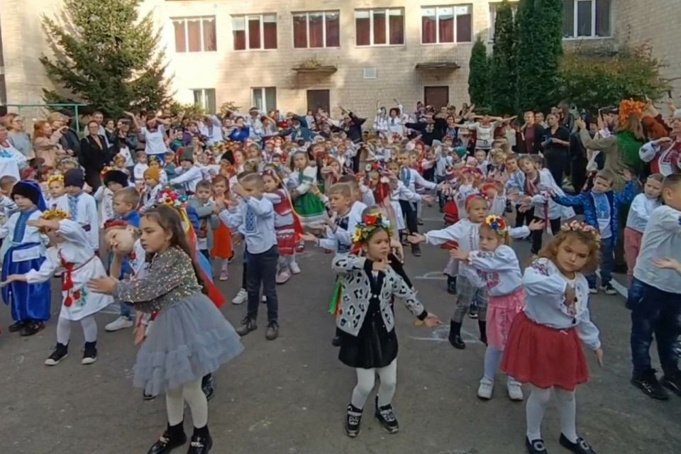 Осінній благодійний ярмарок «Тепло маленьких сердець для захисників»