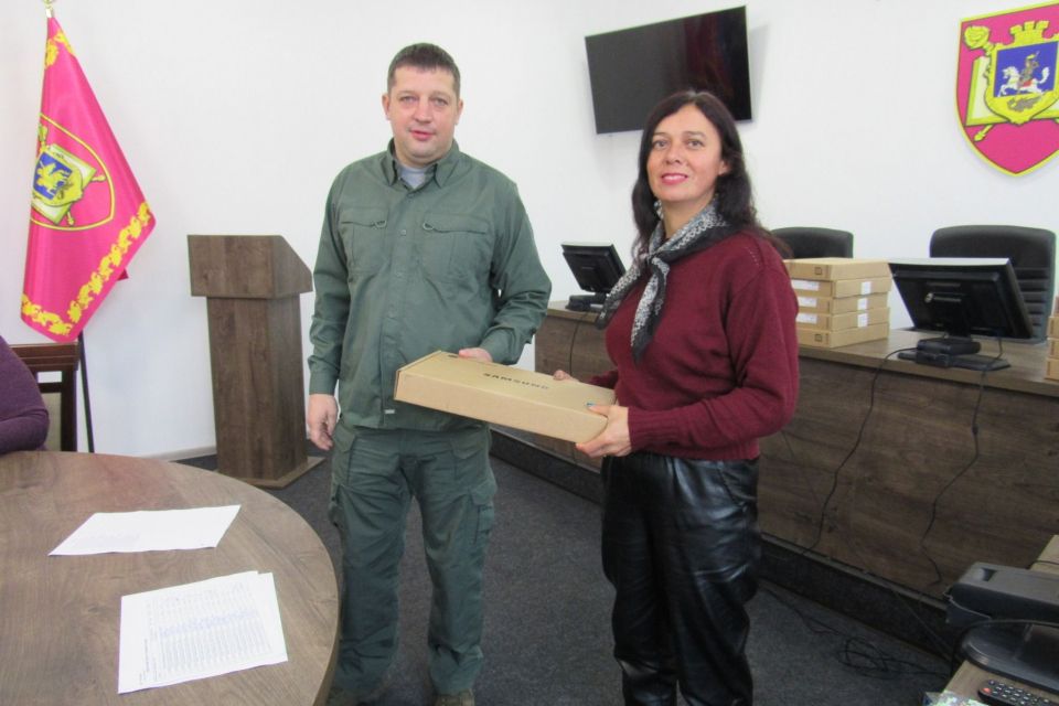 Педагоги Тернопільського коледжу отримали нові ноутбуки