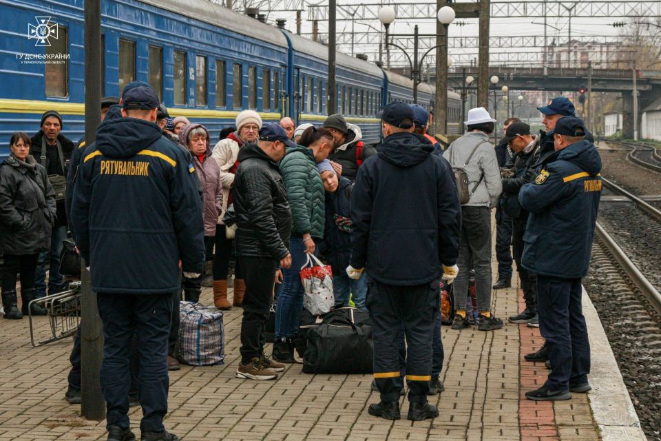 У Тернопіль прибув потяг із евакуйованими людьми з Донеччини