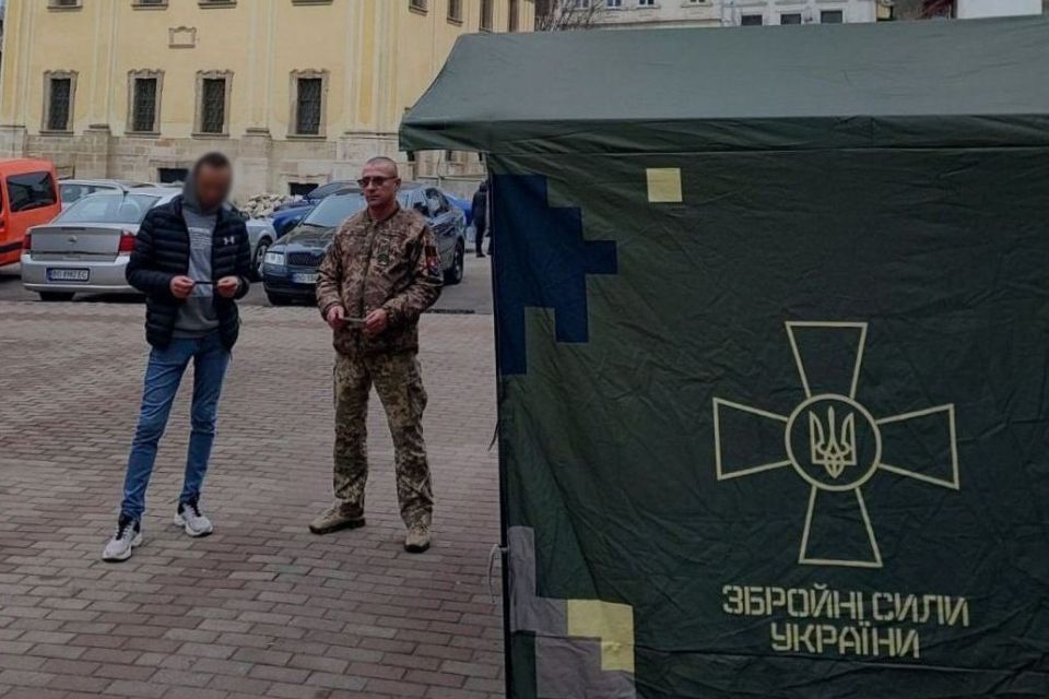 У Бучачі працівники військкомату вирішили агітувати місцевих до служби в ЗСУ (ОПИТУВАННЯ)