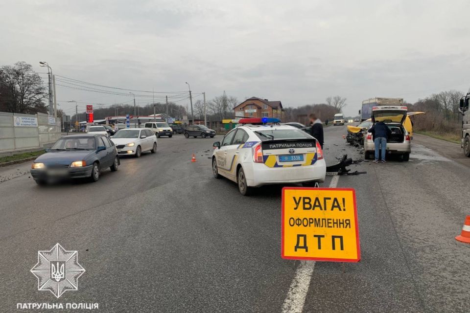 У Тернополі поблизу Подолян трапилась аварія з потерпілими. Рух транспорту ускладнений
