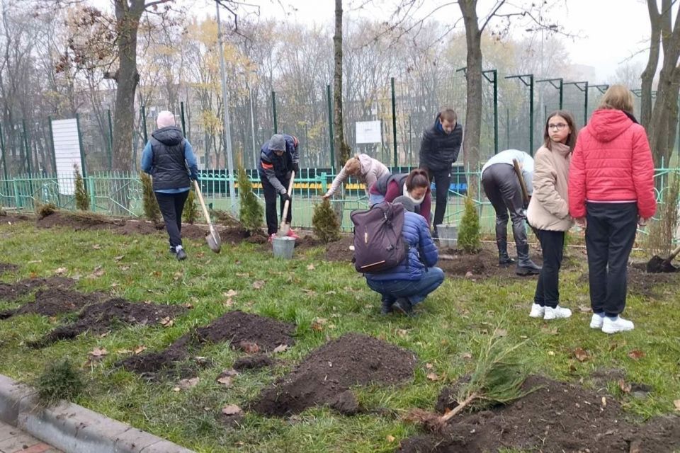 У тернопільській школі висадили «Алею Незламних»