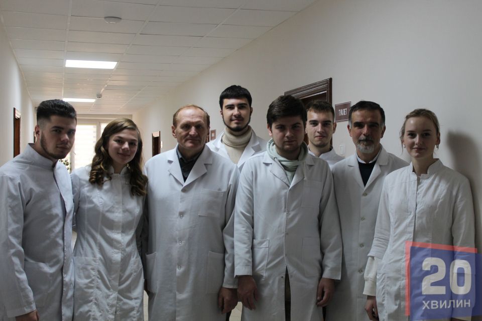 Вкладають душу. Як студенти медуніверситету ставлять на ноги стареньких у пансіонаті? (РЕПОРТАЖ)