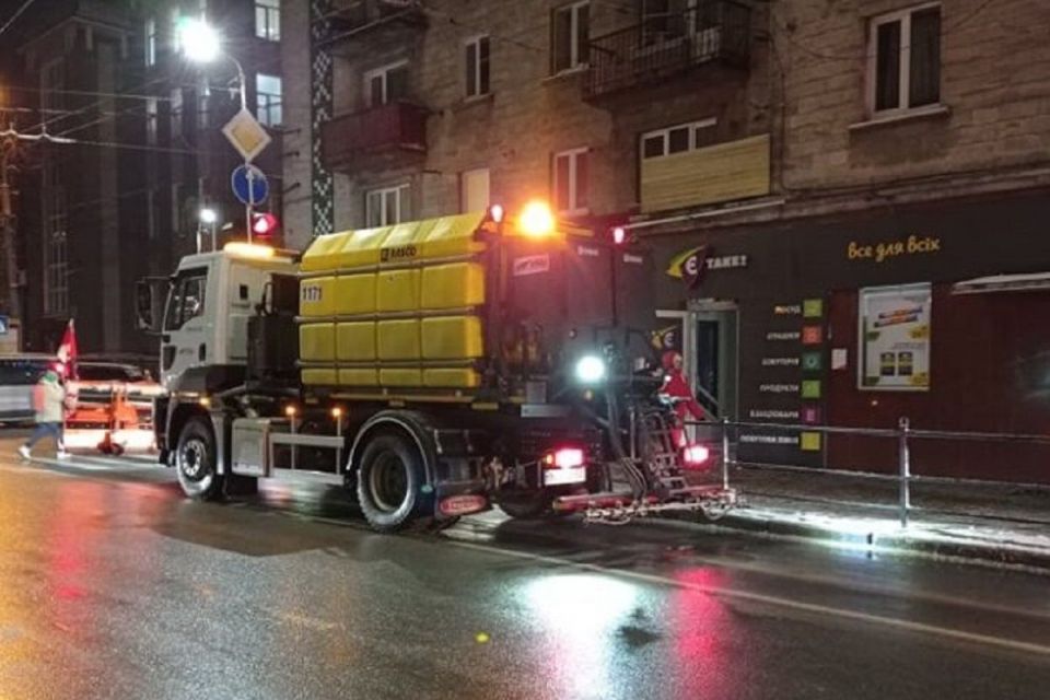 На вулицях Тернополя працює спеціалізована снігоочисна техніка