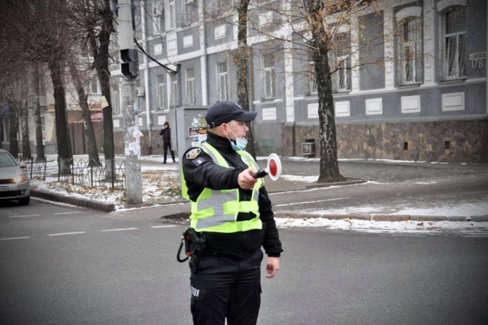 Чи знаєте ви жести регулювальника? Згадайте правила за допомогою віршика!