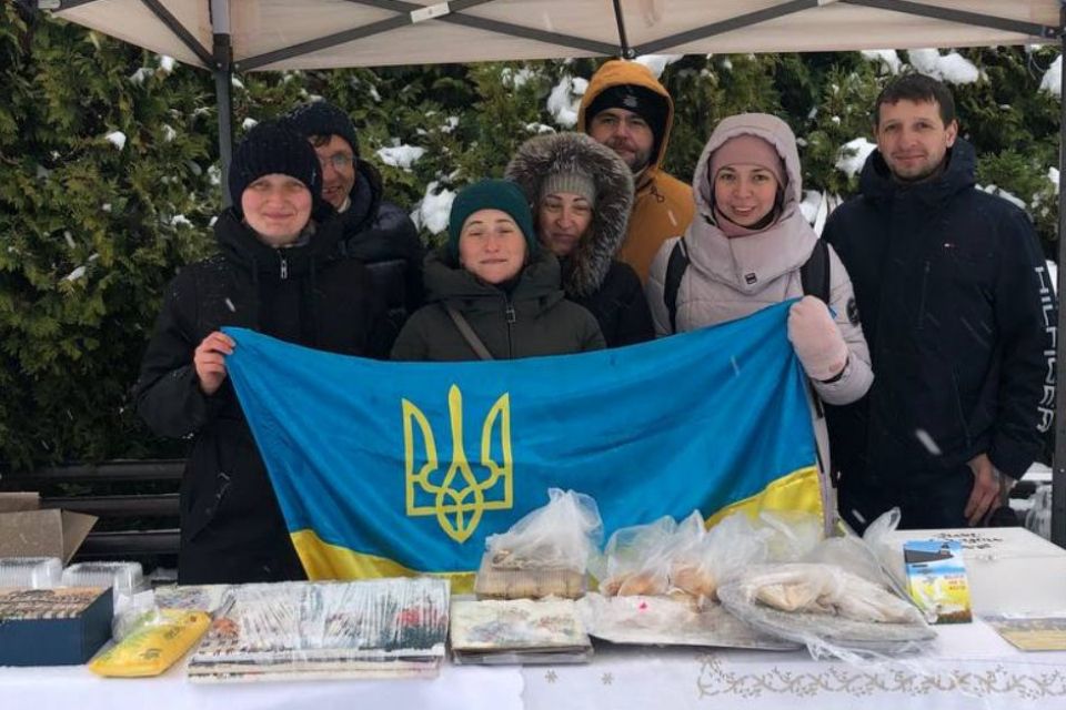 Наша мета — 300 тисяч гривень: християнська молодь організувала ярмарок, аби зібрати на позашляховик