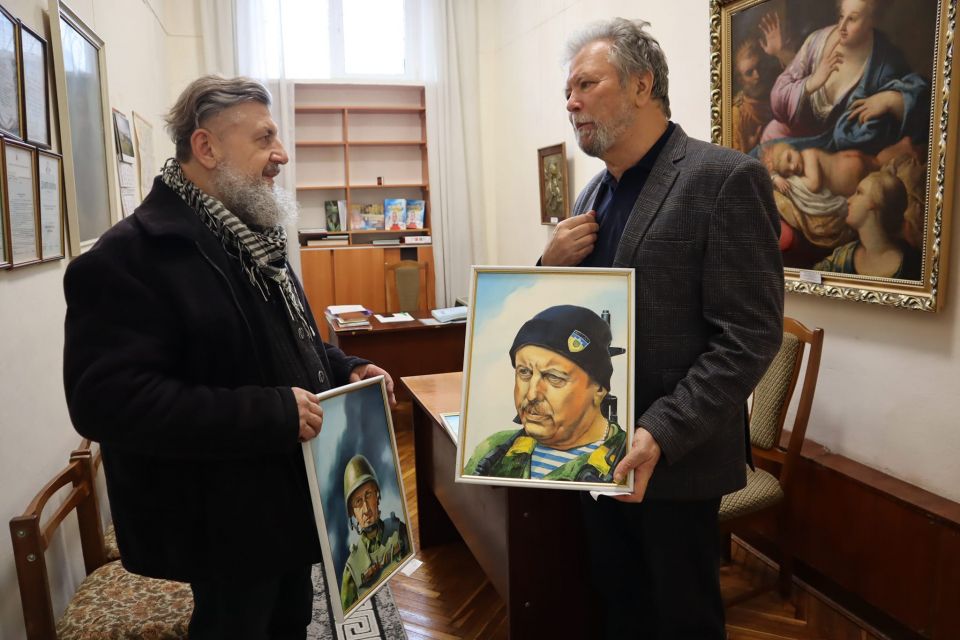 Тернопільський художник подарував музею портрети українських воїнів