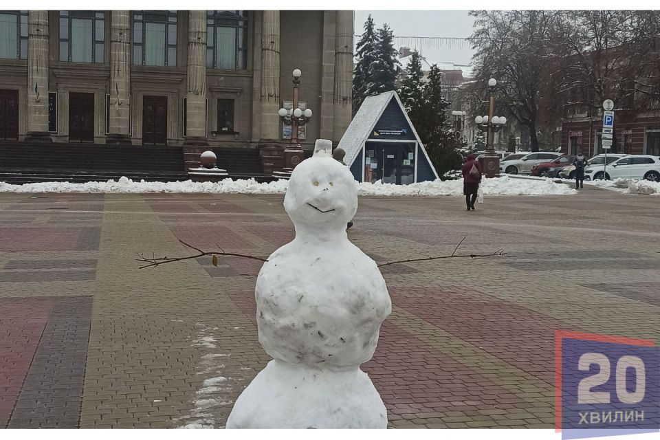 Тернополяни незламні навіть без світла. Хто зліпив сніговика на Театральній площі? (ФОТО ДНЯ)