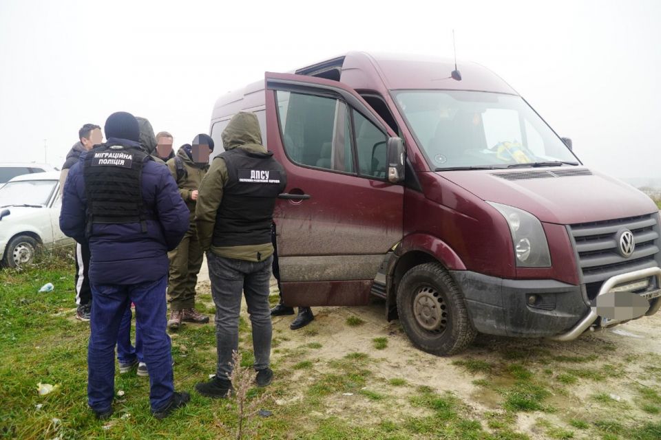 За час війни вивезли за кордон понад 300 чоловіків. Ціна питання – від 300 до 3 тисяч доларів