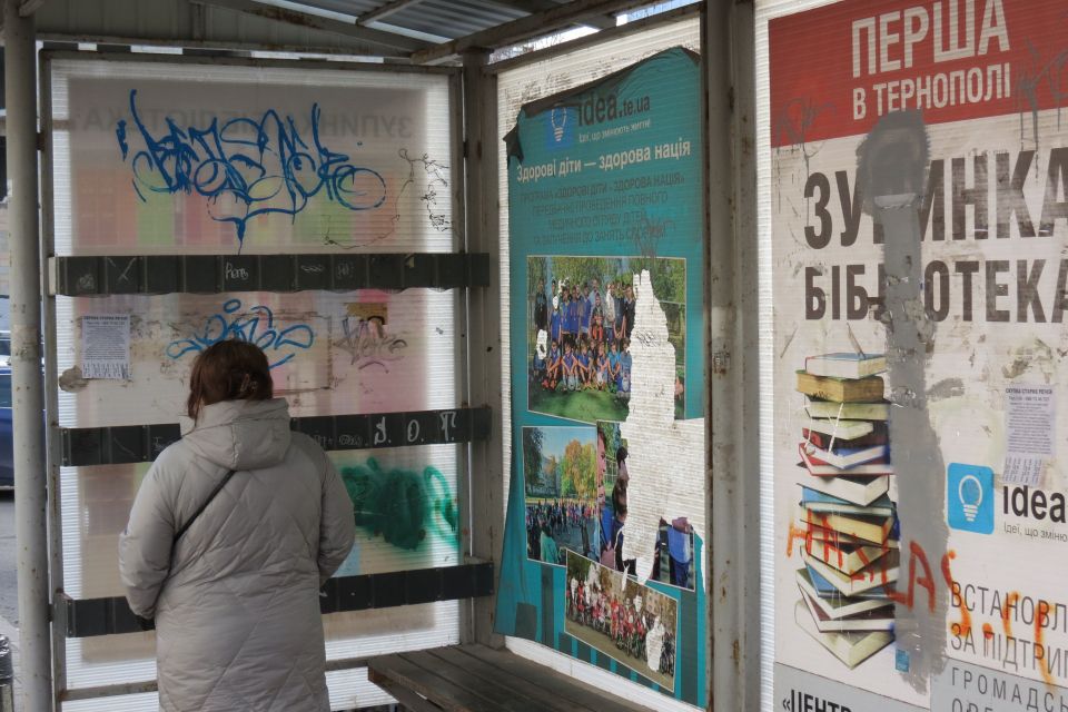 Є сучасні, а є іржаві та занедбані: у якому стані зупинки громадського транспорту міста? Ми перевірили