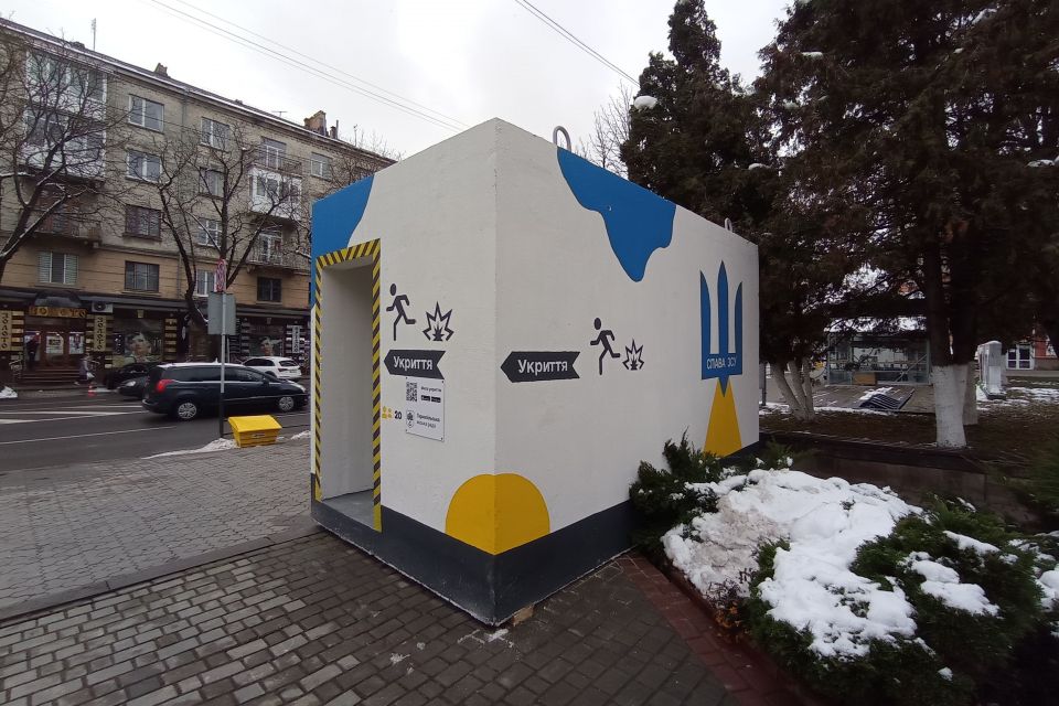 На бетонні укриття біля зупинок міська рада виділила три мільйони! А як у інших містах – розповідаємо