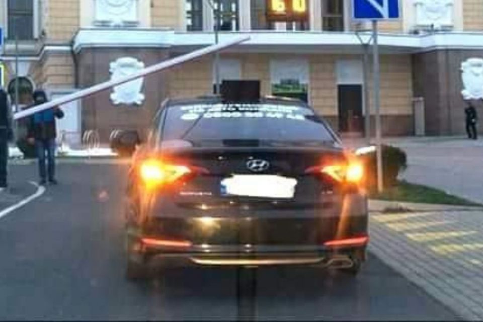 Потрапити на залізничний вокзал тільки через шлагбаум: як гадаєте, для чого встановили?