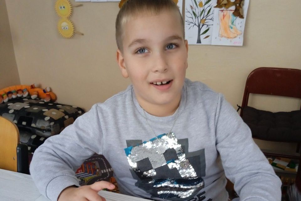 Допоможіть Давиду одужати від рідкісної хвороби. У хлопчика відмирають клітини головного мозку