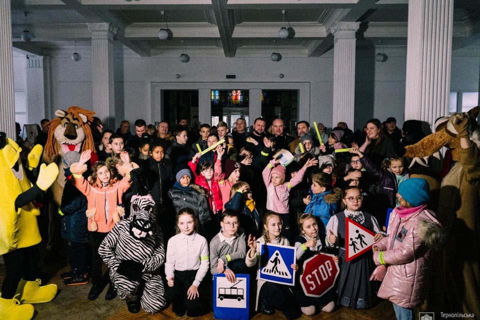 Майже 8000 маленьких тернополян отримали світловідбивальні стрічки-флікери від Тернопільської міської ради (пресслужби)