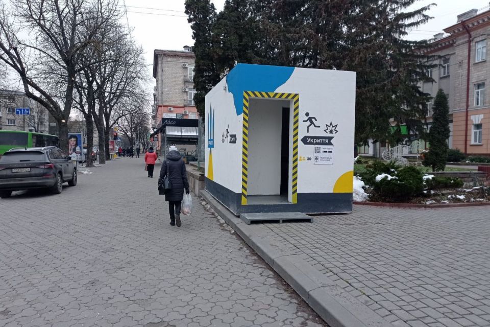 Чи ховаються тернополяни у бетонні укриття на зупинках? Ми перевірили