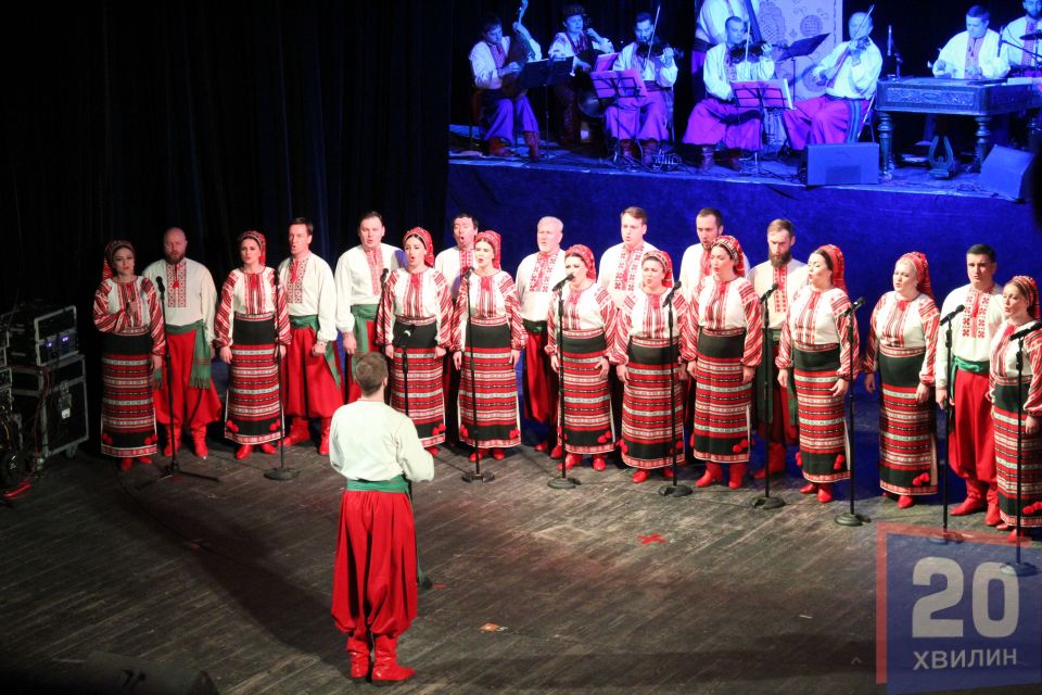 Ось вона, українська душа! Як на сцені драмтеатру виступив легендарний хор Верьовки (ВІДЕО ДНЯ)