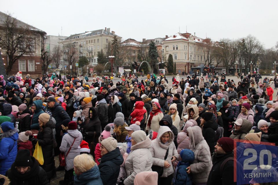 На Театральній площі відкрили Хатинку святого Миколая: шукайте себе на фото (РЕПОРТАЖ)