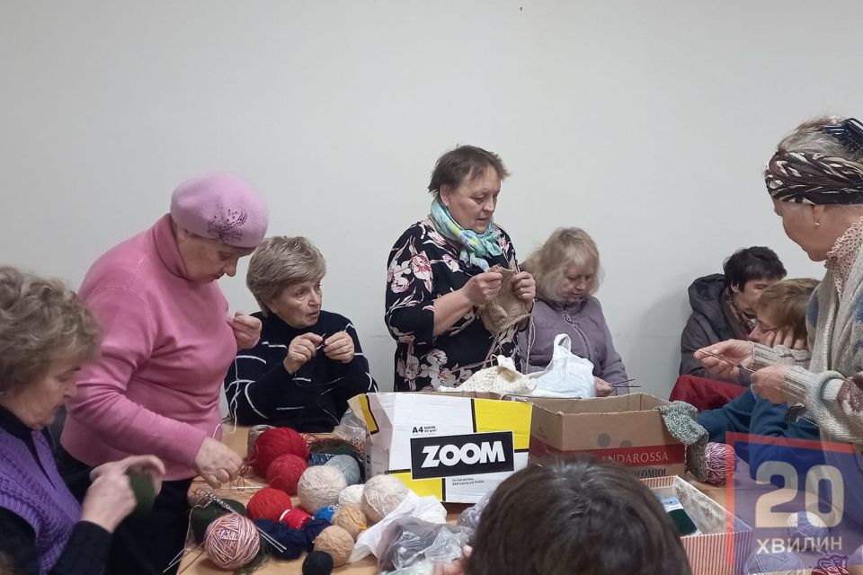 Зігріти усіх наших Воїнів: як пенсіонерки у Тернополі в’яжуть теплі речі для бійців ЗСУ? (РЕПОРТАЖ)