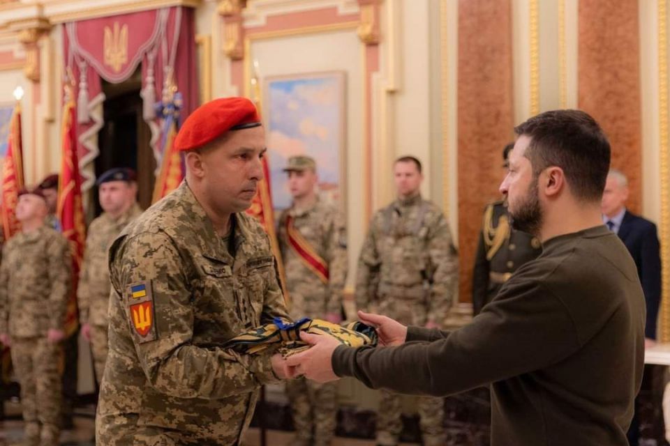 Зеленський нагородив командира 44 артбригади відзнакою «За мужність та відвагу»
