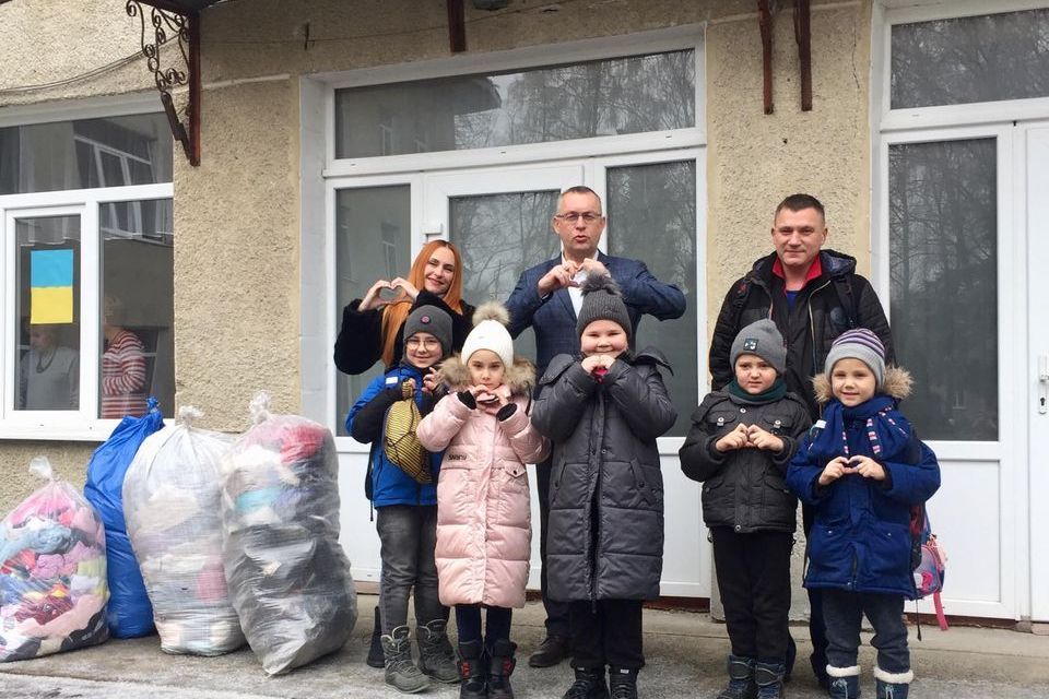 Допоможемо зігріти Херсон: тернопільські учні роблять окопні свічки та збирають теплі речі