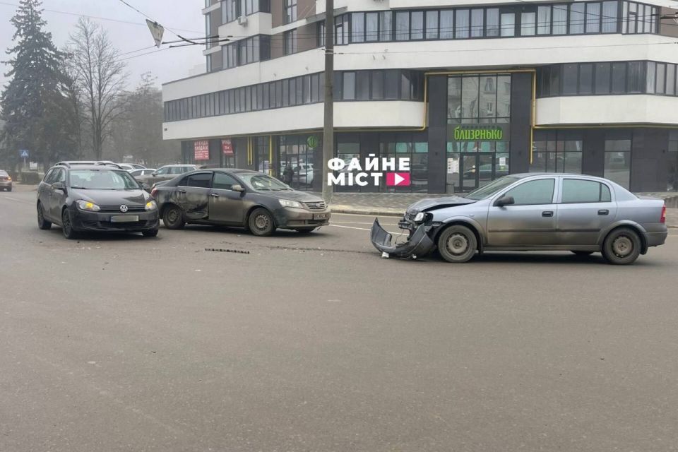 Потрійна аварія у Тернополі: водіям радять об'їждати перехрестя