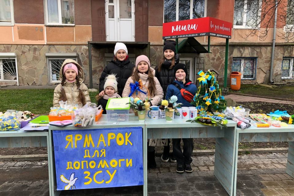 Зимові канікули з користю: малі переселенці організовують ярмарки і збирають тисячі для військових (ФОТОРЕПОРТАЖ)