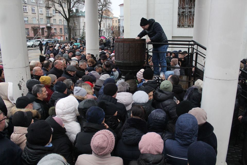 Черги за свяченою водою: як проходили служби у храмах Тернополя на Водохреще (РЕПОРТАЖ)