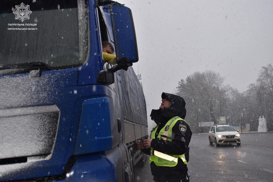 На Тернопільщині перевіряють вантажівки та автобуси