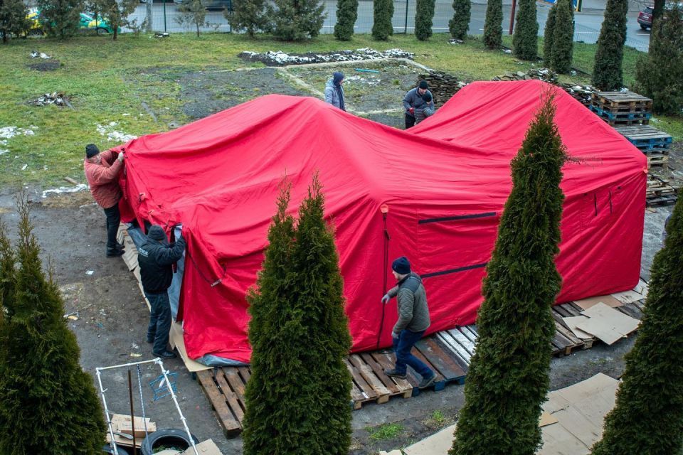 Намет незламності встановили на подвір'ї тернопільського «Карітасу»