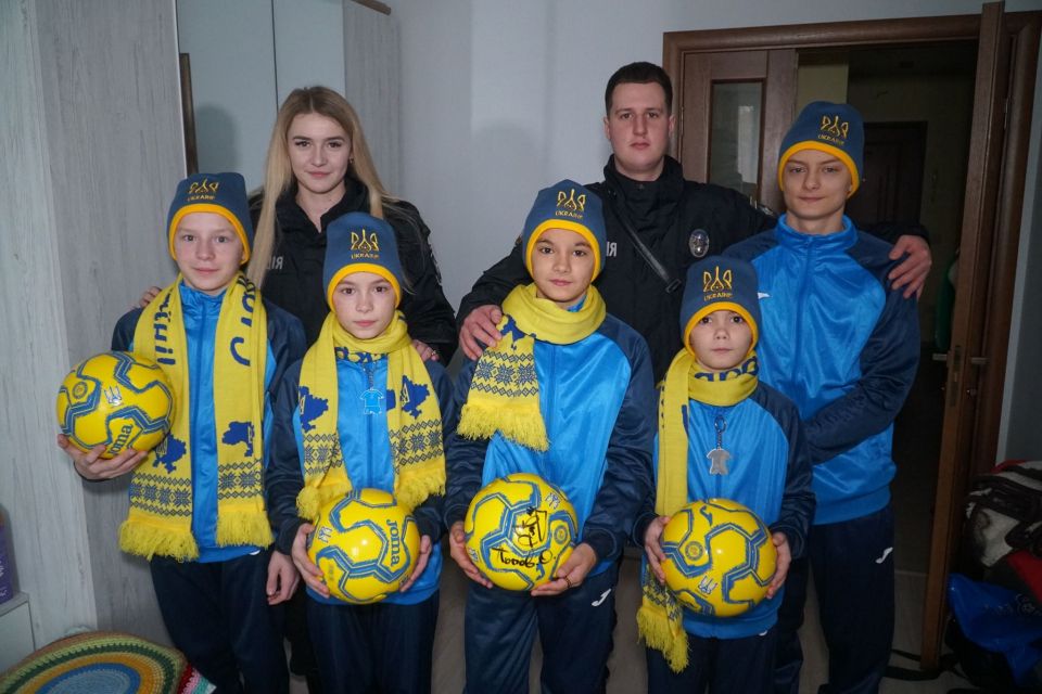 Тернопільські поліцейські подарували футбольну форму й інвентар дітям-переселенцям з Миколаївщини