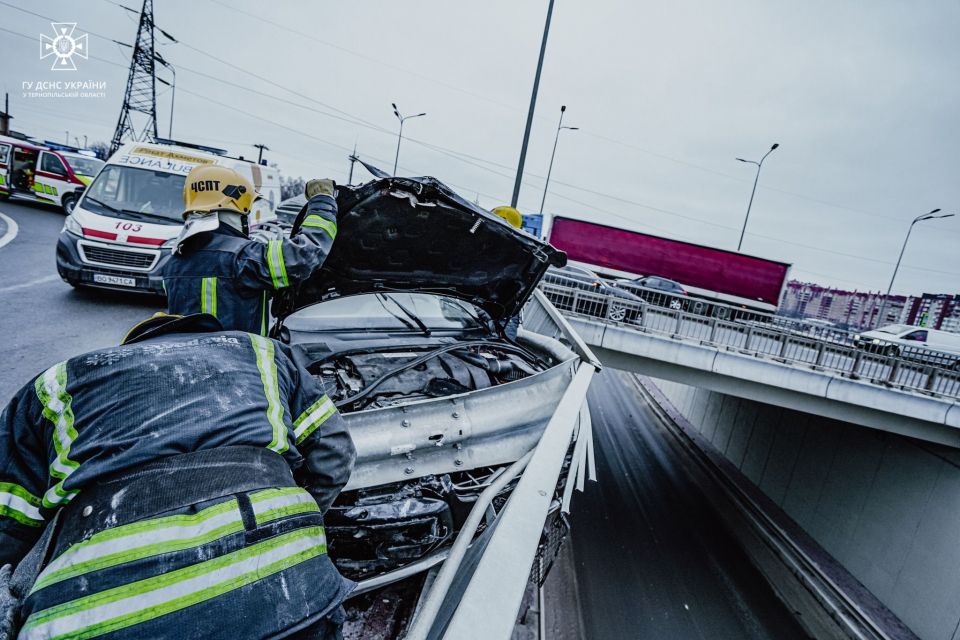 На Гаївському мості легківка в'їхала у відбійник