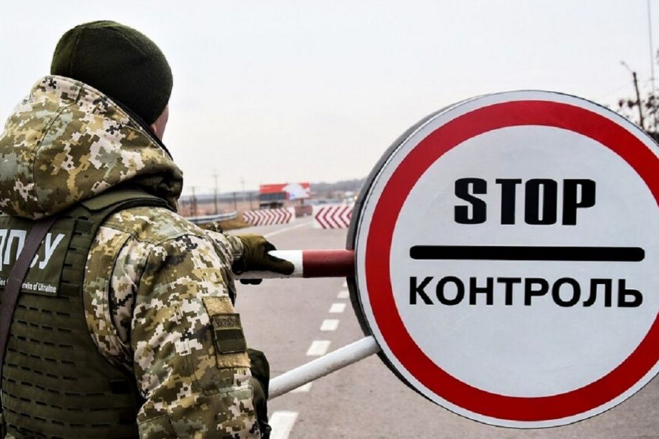 За яких обставин і яка категорія посадовців та працівників держорганів можуть виїхати за кордон
