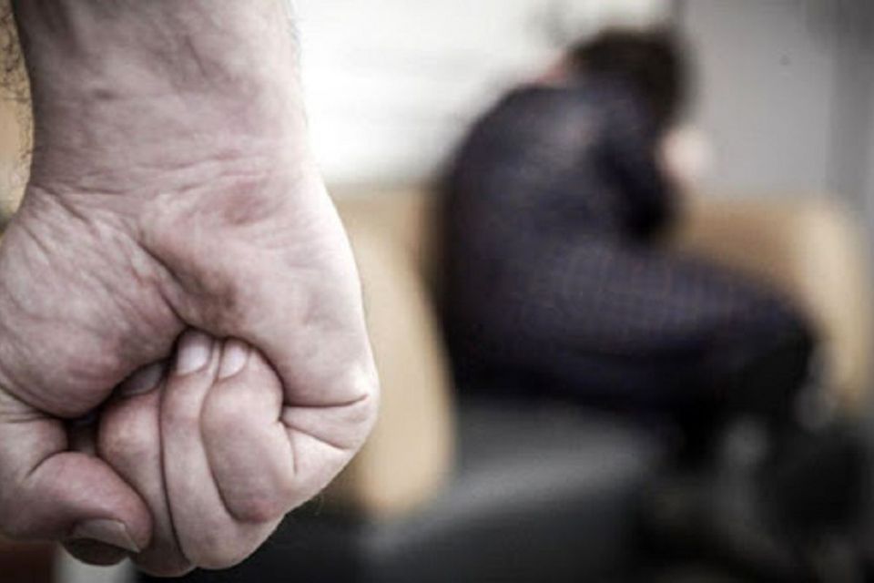 Роками бив сестру, покалічив товариша і ґвалтував… рідну матір. Збоченця запроторили за грати