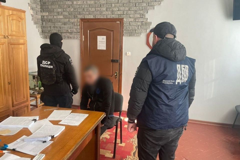 Постачали наркотики в колонію та тримали «общак»: організатора і спільників «бізнесу» взяли під варту