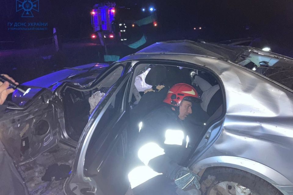 У Чортківському районі перекинувся автомобіль. Водія забрала швидка