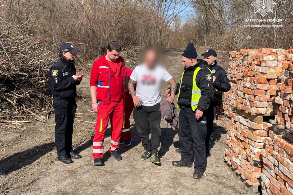 На Гайовій медики з поліцейськими врятували іноземця