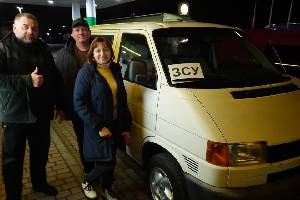 У Ланівцях поліцейський оштрафував волонтера за лампочку на авто, яке днями має їхати на фронт