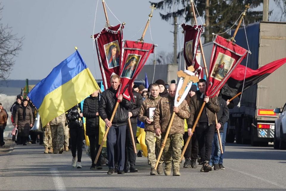 Сотні людей з Озерної проводжали Олега Штокала. Історія Героя