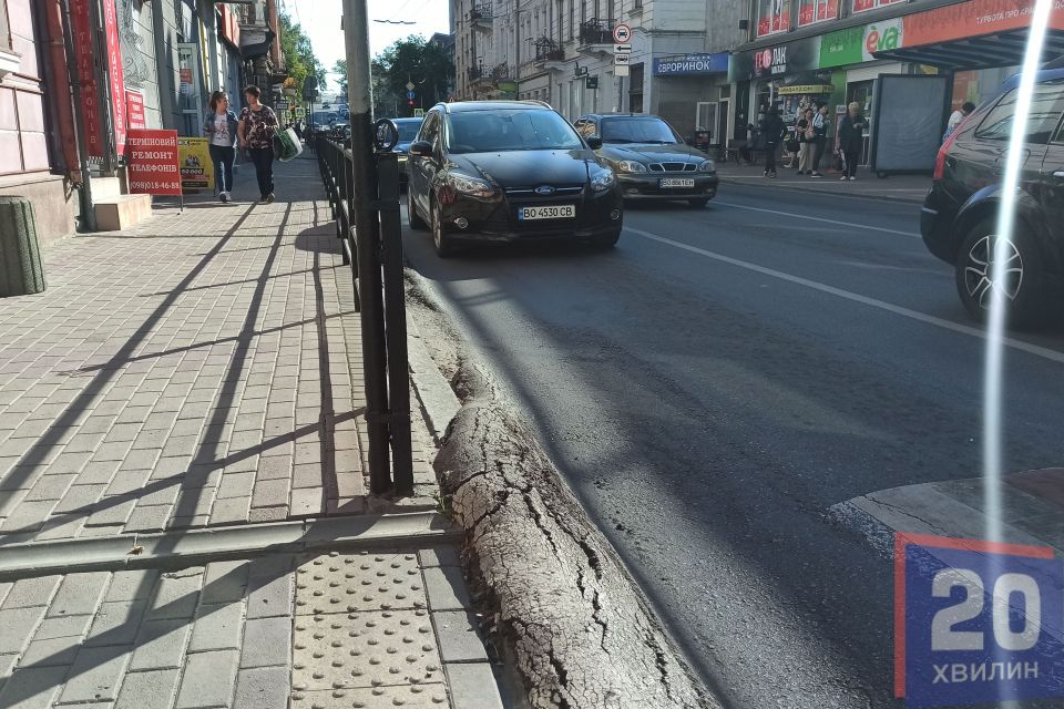 Що сталося з асфальтом на Руській? Фото дня