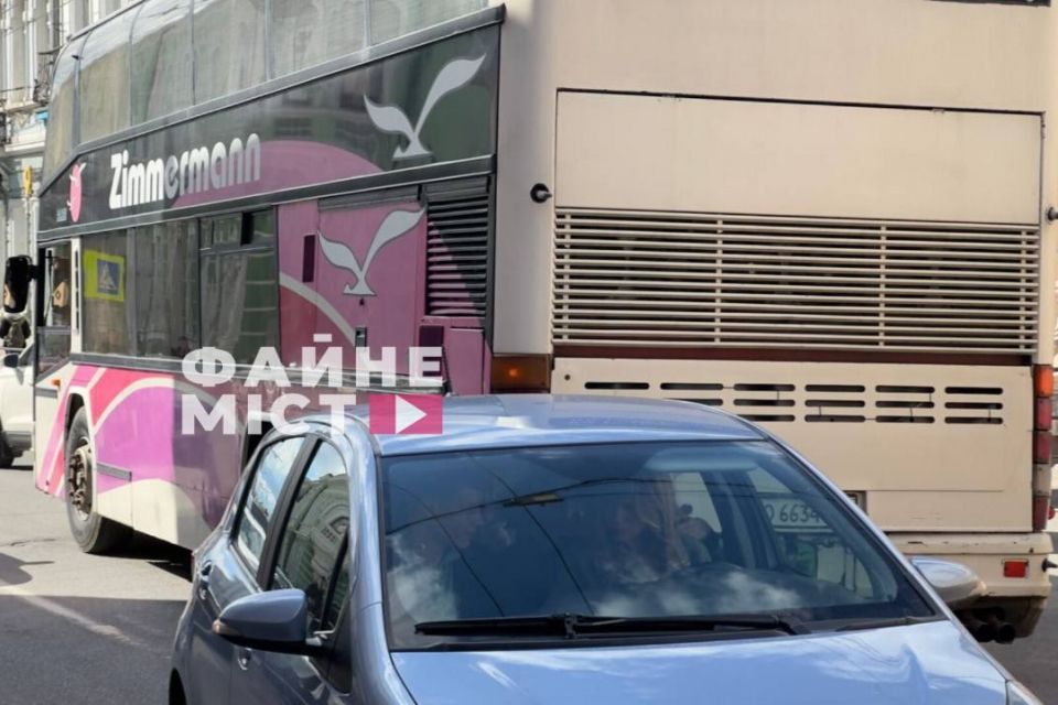 На перехресті вулиць Руської — Коперника зіштовхнулись автобус і легковик
