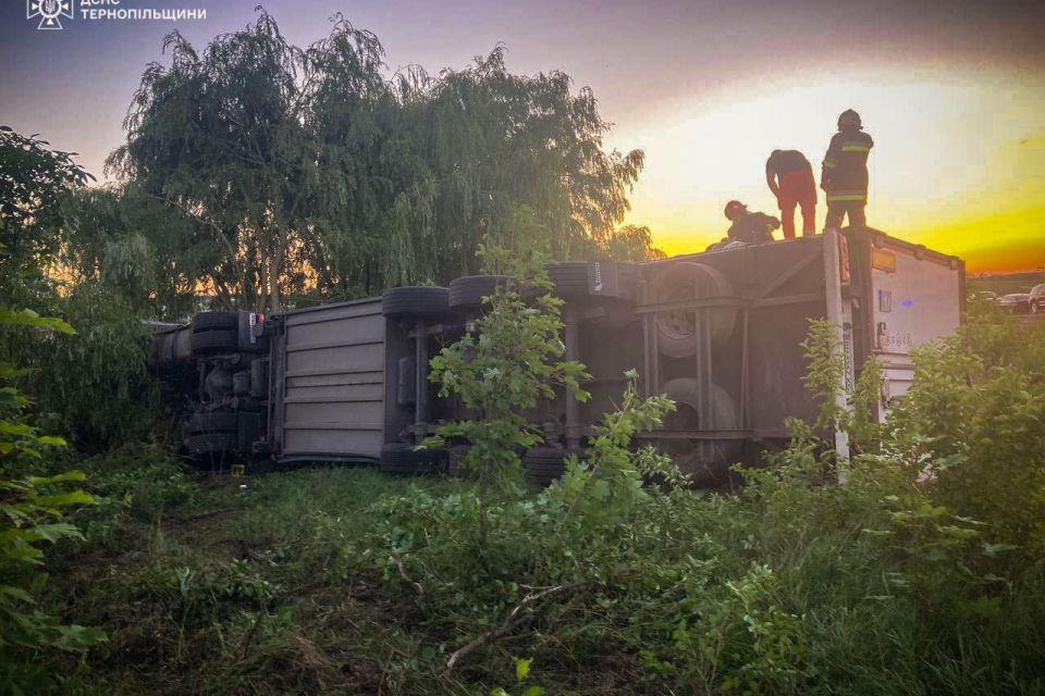 Біля Зборова перекинулася вантажівка з причіпом — є постраждалі