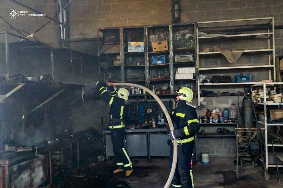 У Тернополі горів склад на території колишнього комбайнового заводу