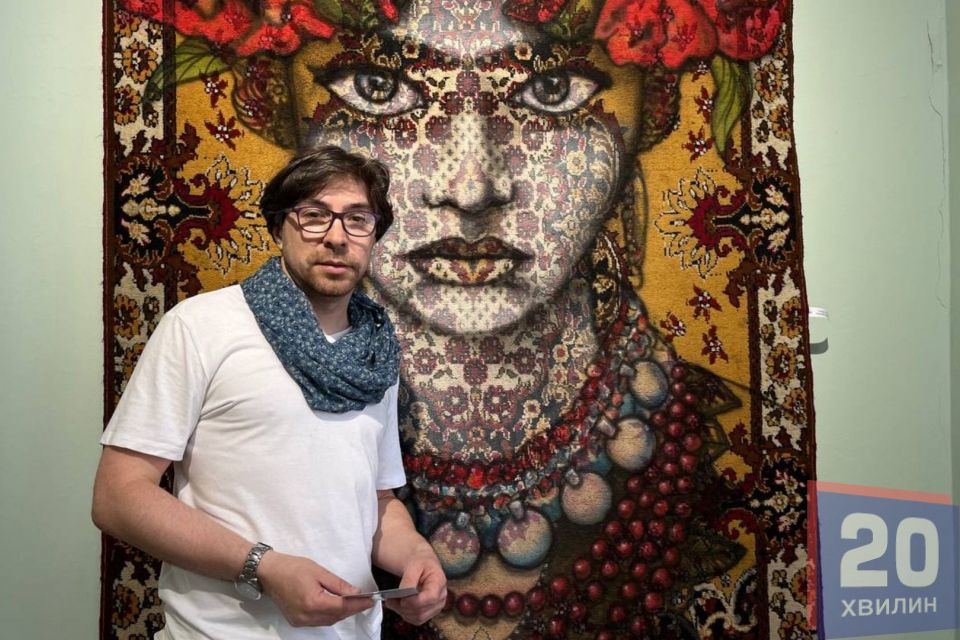 Рустам Давлетов презентував колекцію картин, створених на старих килимах