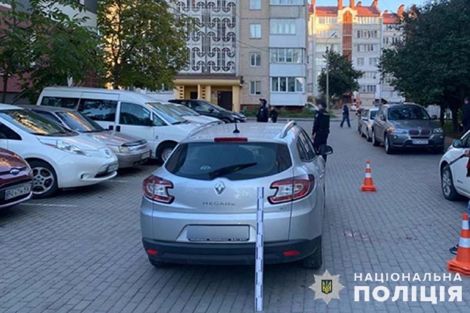 Автомобіль збив чоловіка у дворі будинку на вулиці Леся Курбаса