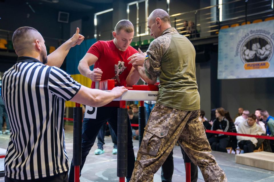 У Тернополі проводять Відкритий чемпіонат області з армрестлінгу