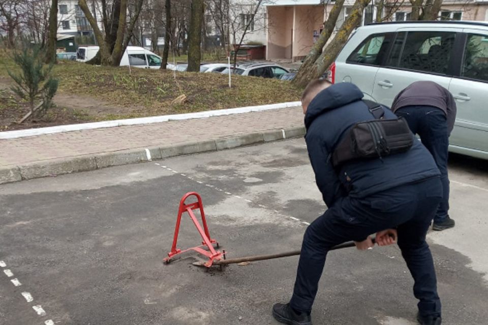 На Корольова демонтували кілька паркувальних блокіраторів