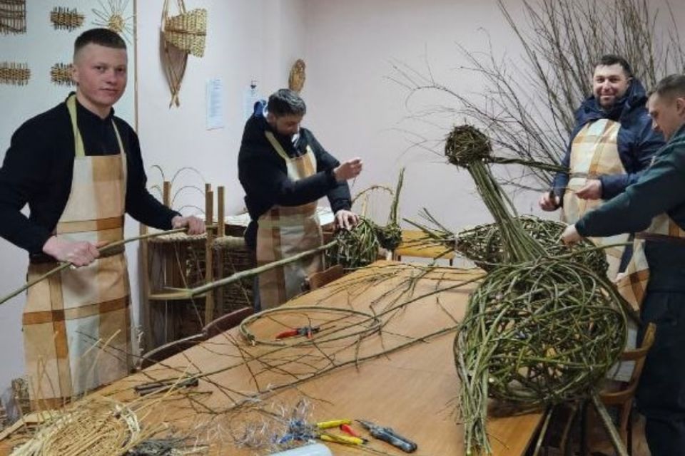 Оживили лозу: студенти створили унікальні скульптури-лелеки, що підкорюють серця