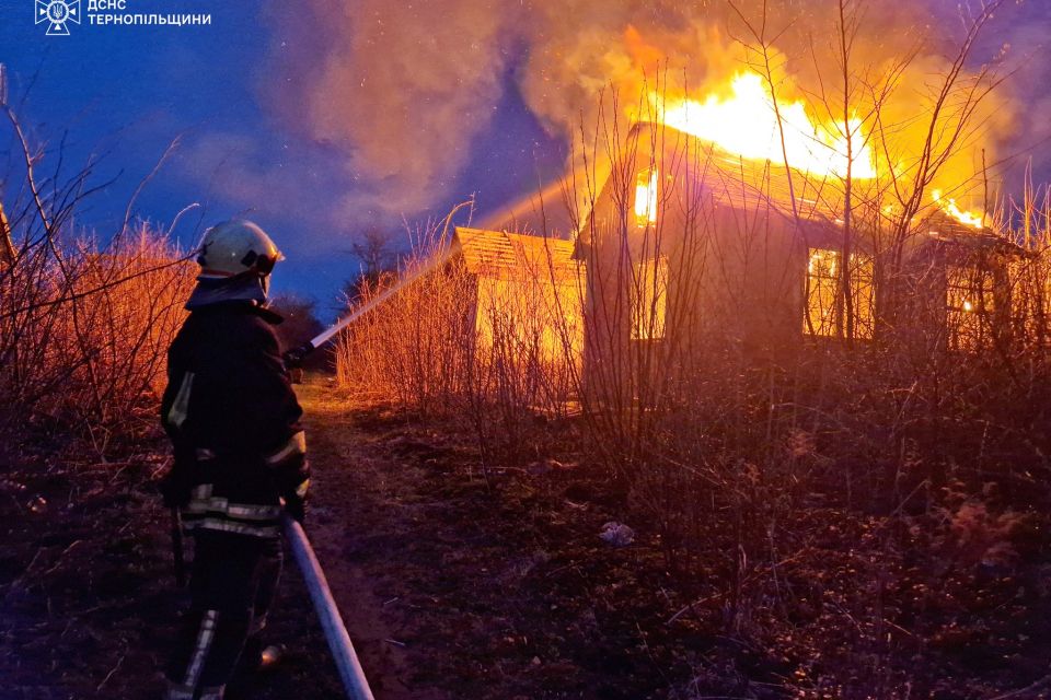 На Київській згорів закинутий дачний будинок