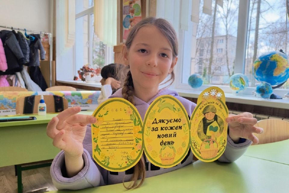 Тернопільські школярі передали великодні листівки та обереги для воїнів ЗСУ